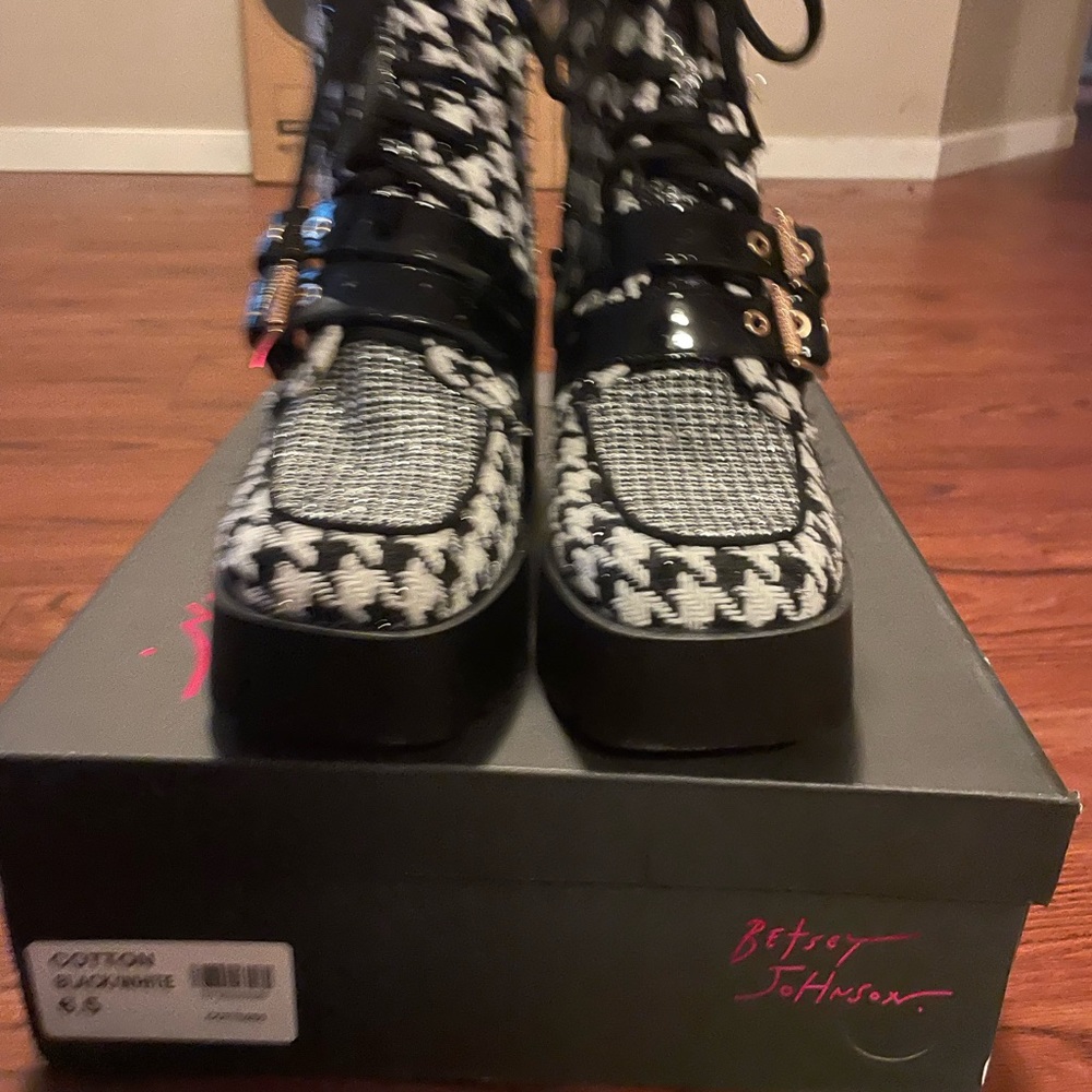 Betsy Johnson cotton black/white bootie. Worn once!